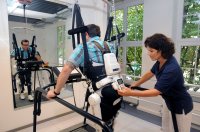 Training mit dem japanischen Roboteranzug - Bild: V. Daum / Bergmannsheil