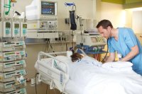 Patientenversorgung auf der Intensivstation - Bild: M. Gloger / Bergmannsheil