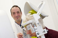Nikolaos Tsiampalis während der IRay-Behandlung einer Patientin.
