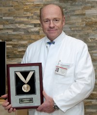 Prof. Dr. Burkhard Dick mit der Waring Medal