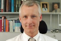 Prof. Dr. Uwe Schlegel ist Direktor der Neurologischen Klinik und Sprecher des Neuroonkologischen Tumorzentrums am UK Knappschaftskrankenhaus Bochum