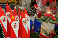 Diese Weihnachtsmänner aus Holz gab es beim letzten Adventsbasar vor zwei Jahren zu kaufen.
