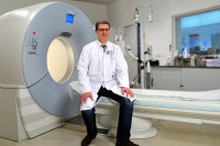 Priv.-Doz. Dr. Werner Weber freut sich darauf, die Behandlung von krankhaften Gefäßveränderungen in Gehirn oder Rückenmark mithilfe modernster minimalinvasiver Behandlungsmethoden in Bochum weiter auszubauen
