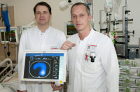 Oberarzt Hartmuth Nowak (li.) sowie Oberarzt Dr. Günther Oprea (re.) am Elektrischen Impedanztomografen.
