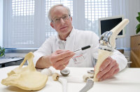 Professor Dr. Rüdiger Smektala erläutert die Funktionalität eines künstlichen Kniegelenkes