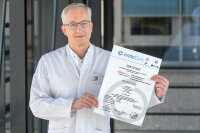 Professor Dr. Rüdiger Smektala hält das Zertifikat zum Endoprothetik-Zentrum in Händen