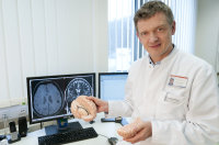 Prof. Dr. Jörg Wellmer mit einem Modell des Gehirns