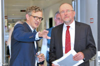 Professor Dr. Jörg Wellmer  zeigt dem Bochumer Bundestagsabgeordneten Axel Schäfer die Ruhr-Epileptologie am Universitätsklinikum Knappschaftskrankenhaus Bochum.