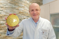 Prof. Dr. Burkhard Dick erhält Gold-Medaille 