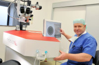 Prof. Dr. Burkhard Dick, Direktor der Augenklinik am Universitätsklinikum Knappschaftskrankenhaus Bochum, am Femtosekundenlaser