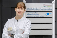 Prof. Dr. med. Stephanie Joachim vor dem Forschungslabor am Knappschaftskrankenhaus